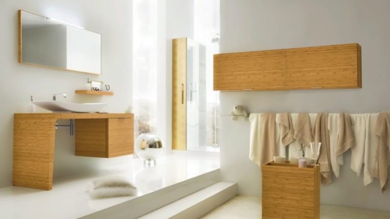 Μοντέρνα ανακαίνιση μπάνιου στην Αθήνα με ξύλινες λεπτομέρειες