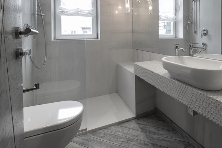 Πλήρης ανακαίνιση μπάνιου με μοντέρνο σχεδιασμό και ντουζιέρα