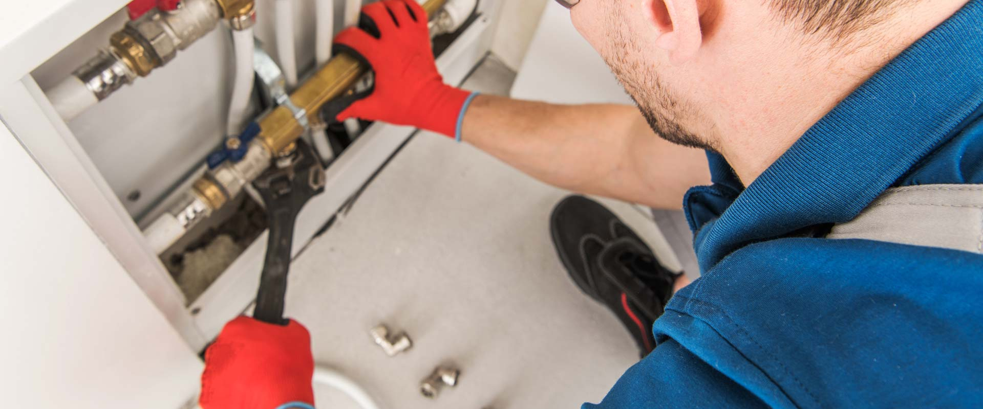 Υδραυλικές εργασίες σε ανακαίνιση μπάνιου με τοποθέτηση σωληνώσεων