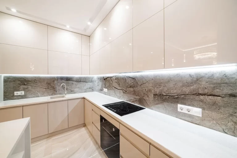 Ανακαίνιση κουζίνας μοντέρνα 2026 με λευκά ντουλάπια, κρυφό φωτισμό LED και minimal σχεδιασμό