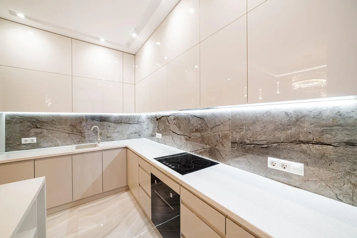 Ανακαίνιση κουζίνας μοντέρνα 2026 με λευκά ντουλάπια, κρυφό φωτισμό LED και minimal σχεδιασμό