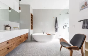 σύγχρονο μπάνιο με πλακάκια μεγάλων διαστάσεων και ξύλινο έπιπλο νιπτήρα